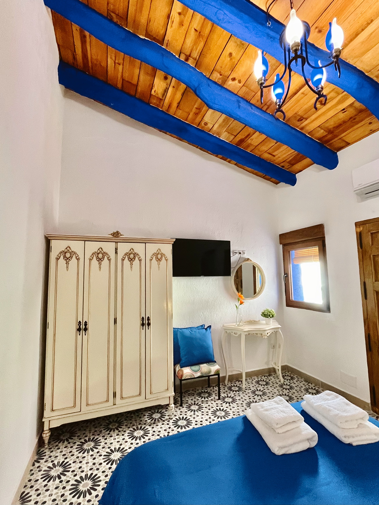 Dormitorio azul con armario blanco de La Antigua Estación