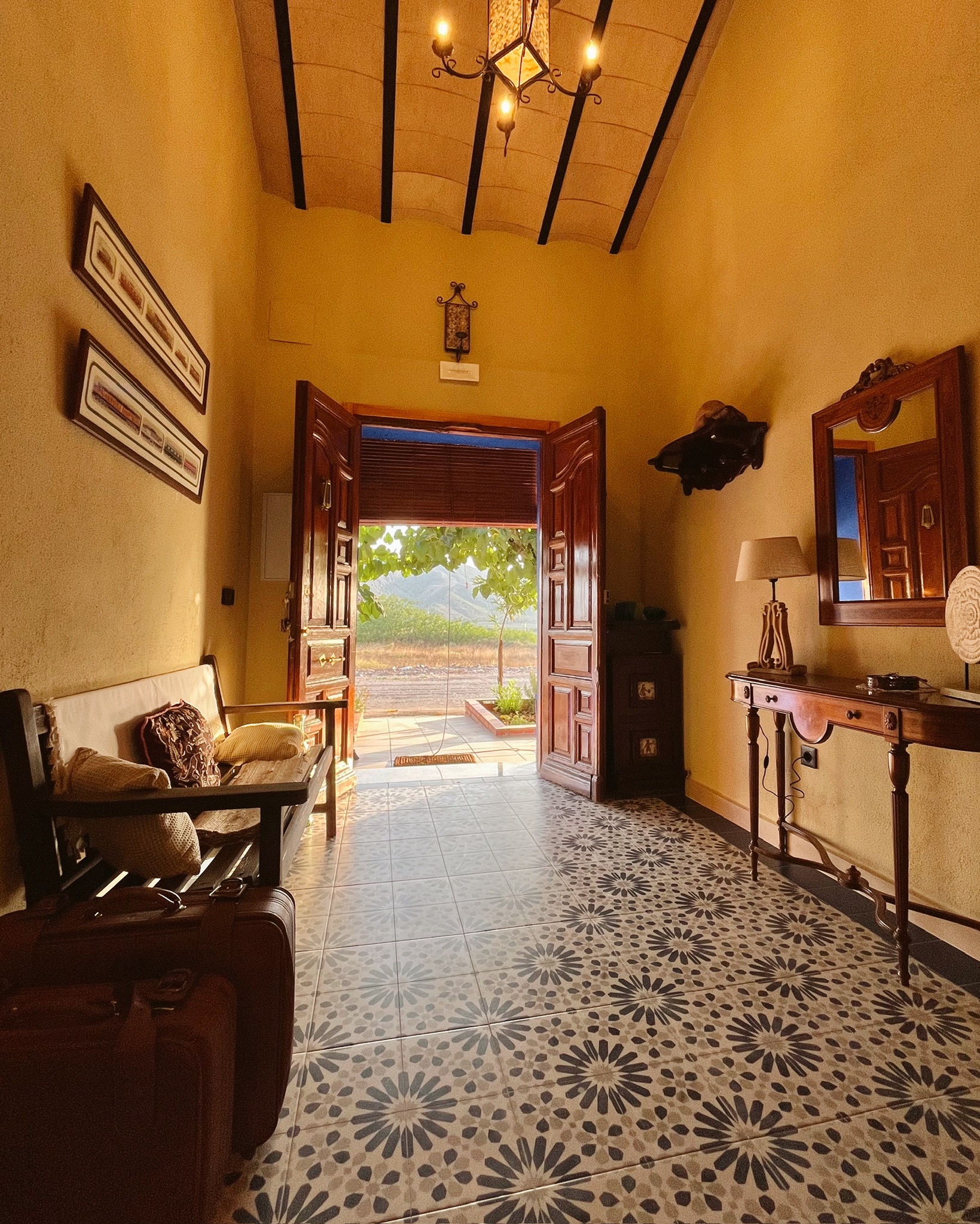 Pasillo con acceso al patio de La Antigua Estación