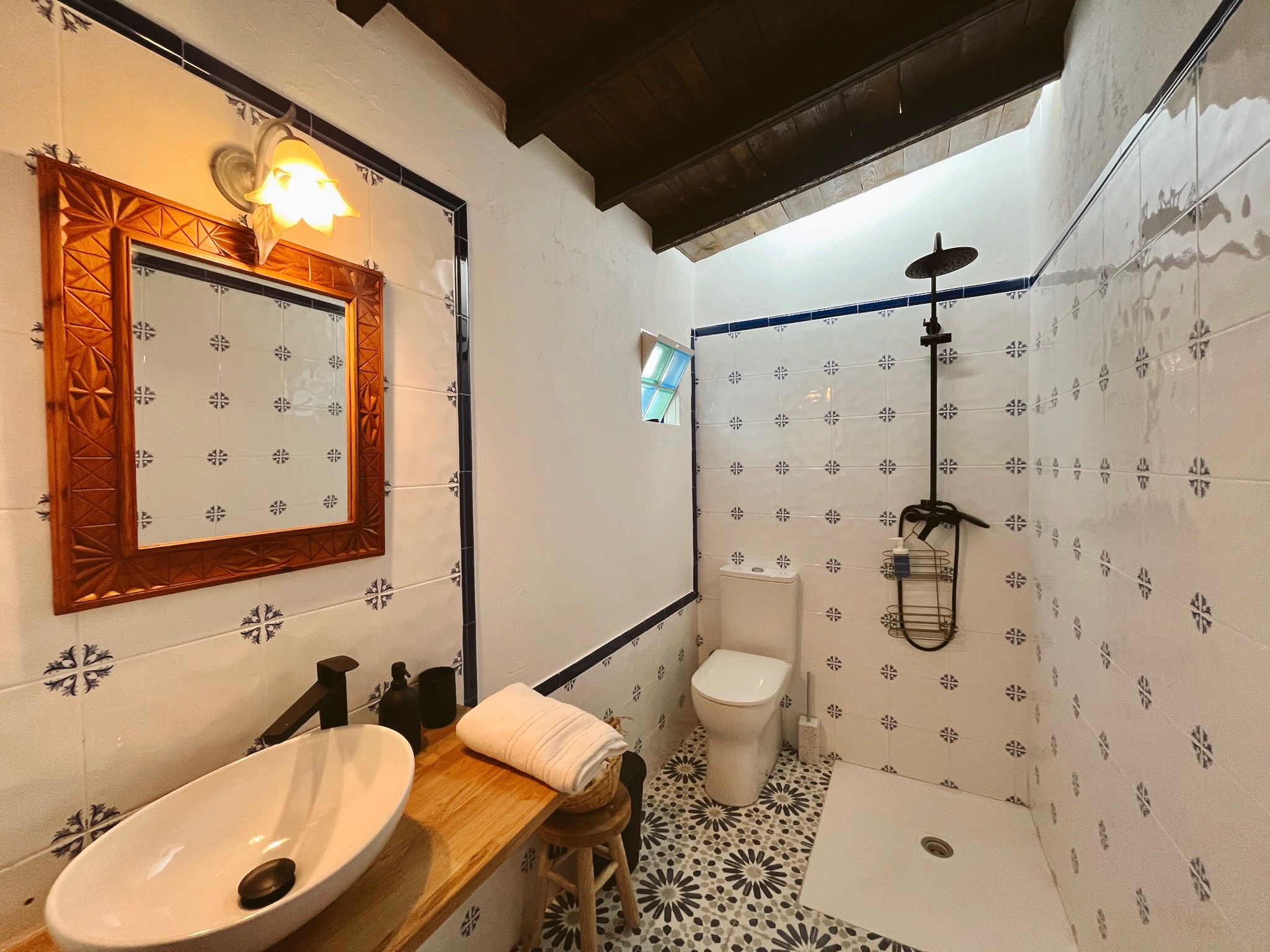 Baño con ducha y techo de madera de La Antigua Estación