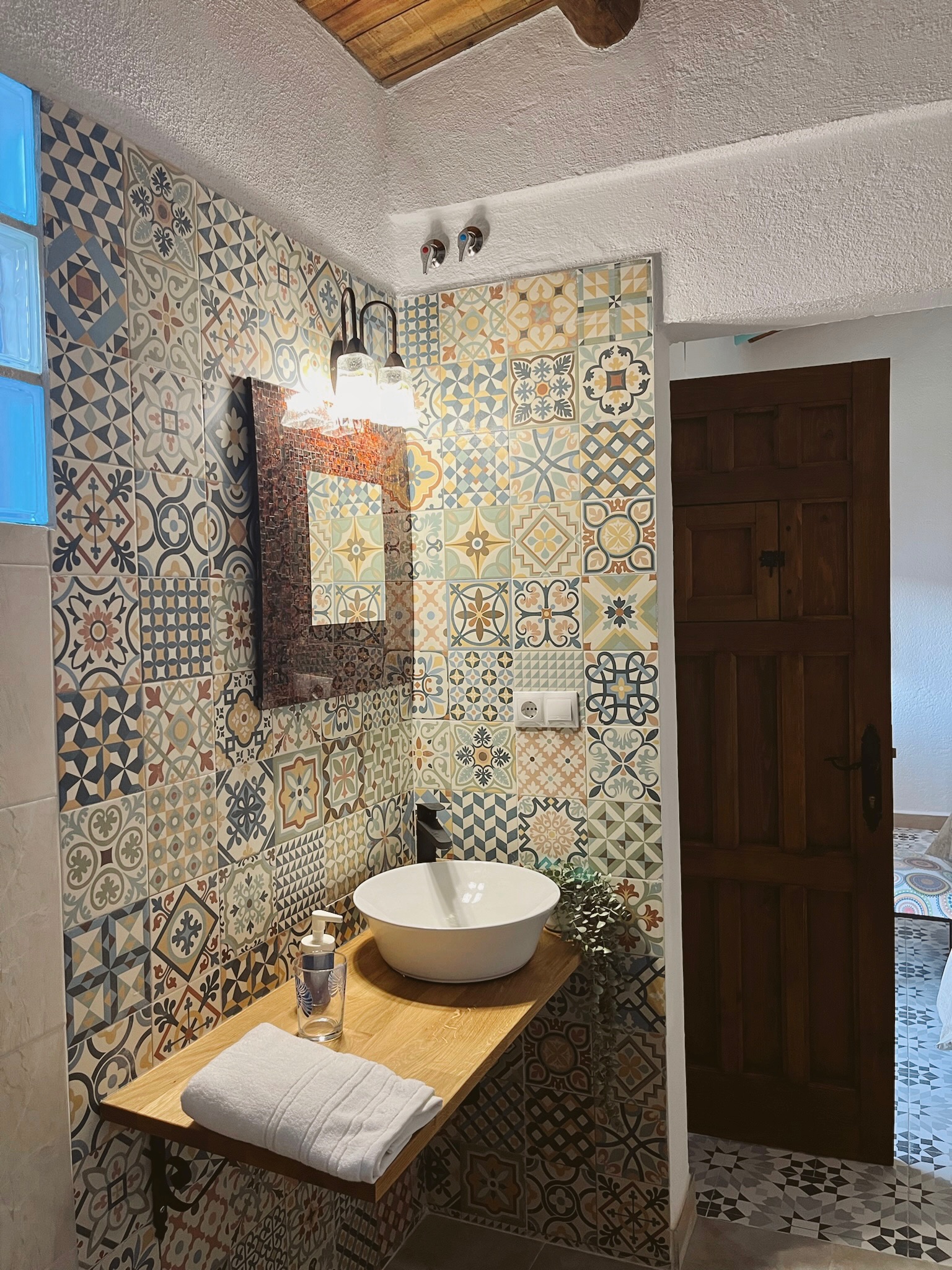 Lavabo de baño con cerámica decorativa de La Antigua Estación