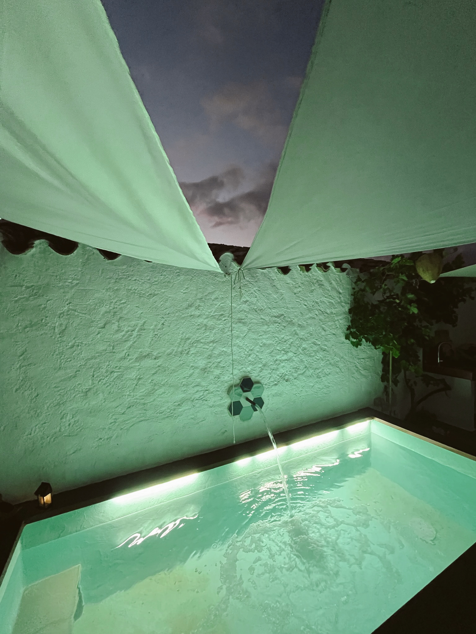 Piscina iluminada por la noche de La Antigua Estación