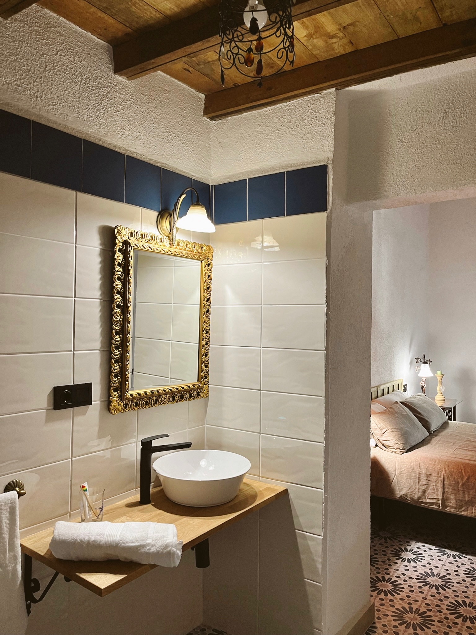 Lavabo con espejo y revestimiento cerámico de La Antigua Estación
