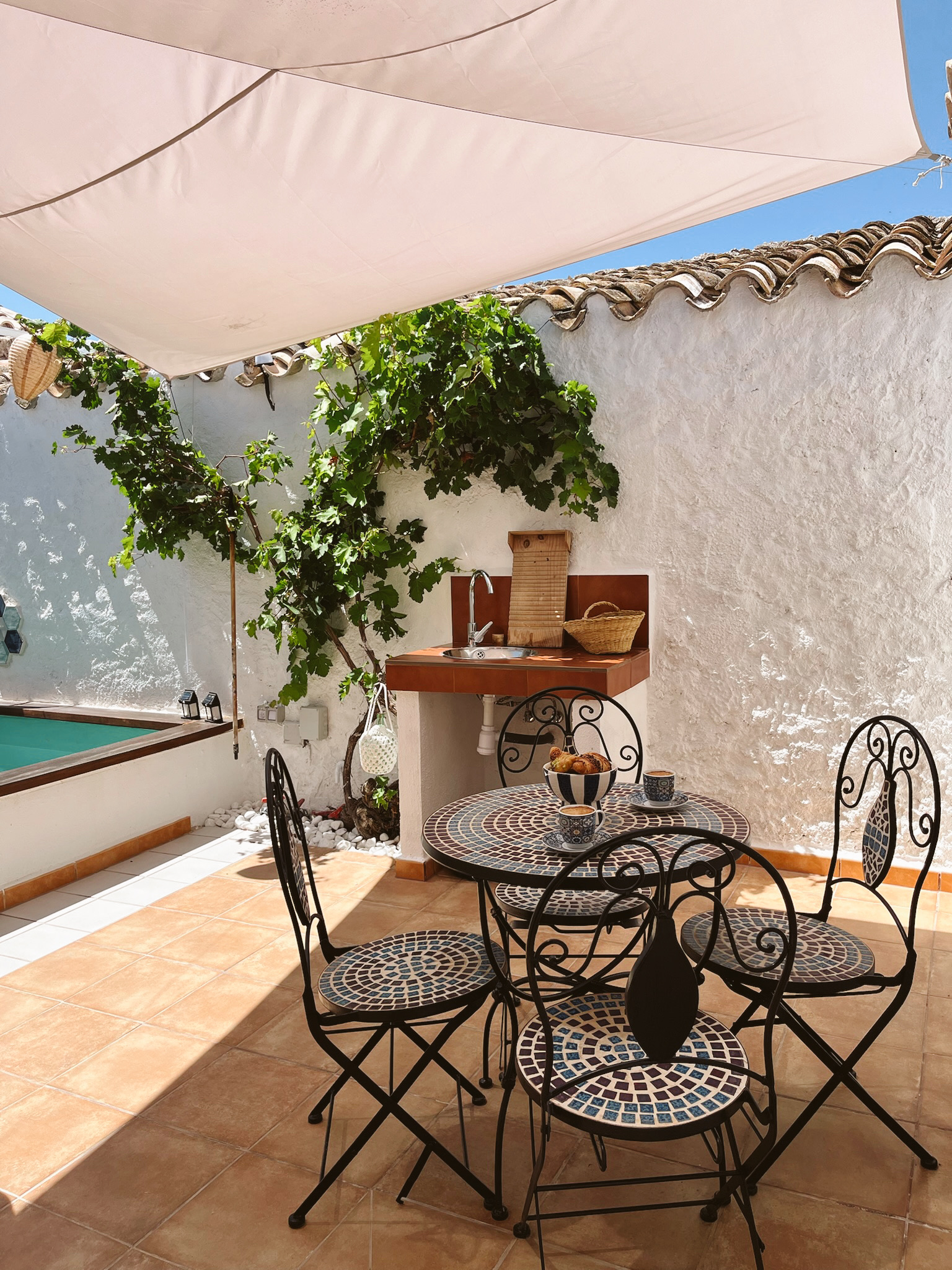 Patio con mesa exterior y piscina de La Antigua Estación