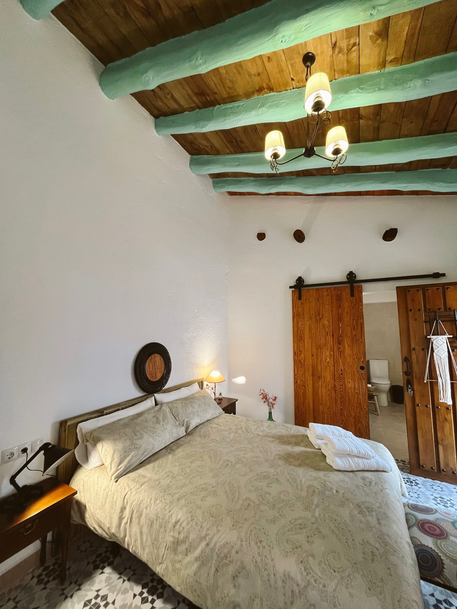 Dormitorio con armario de madera de La Antigua Estación