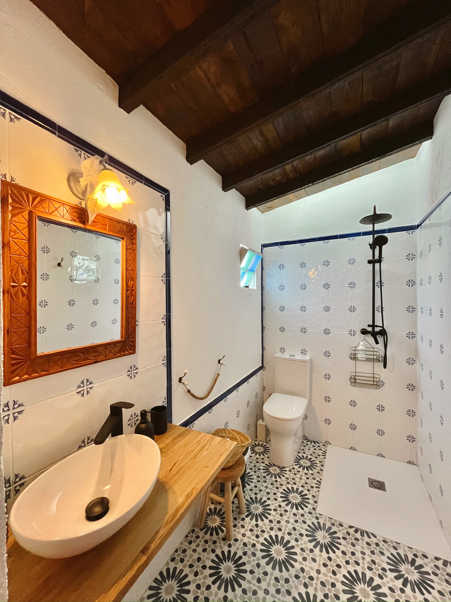 Baño con lavabo y ducha de La Antigua Estación