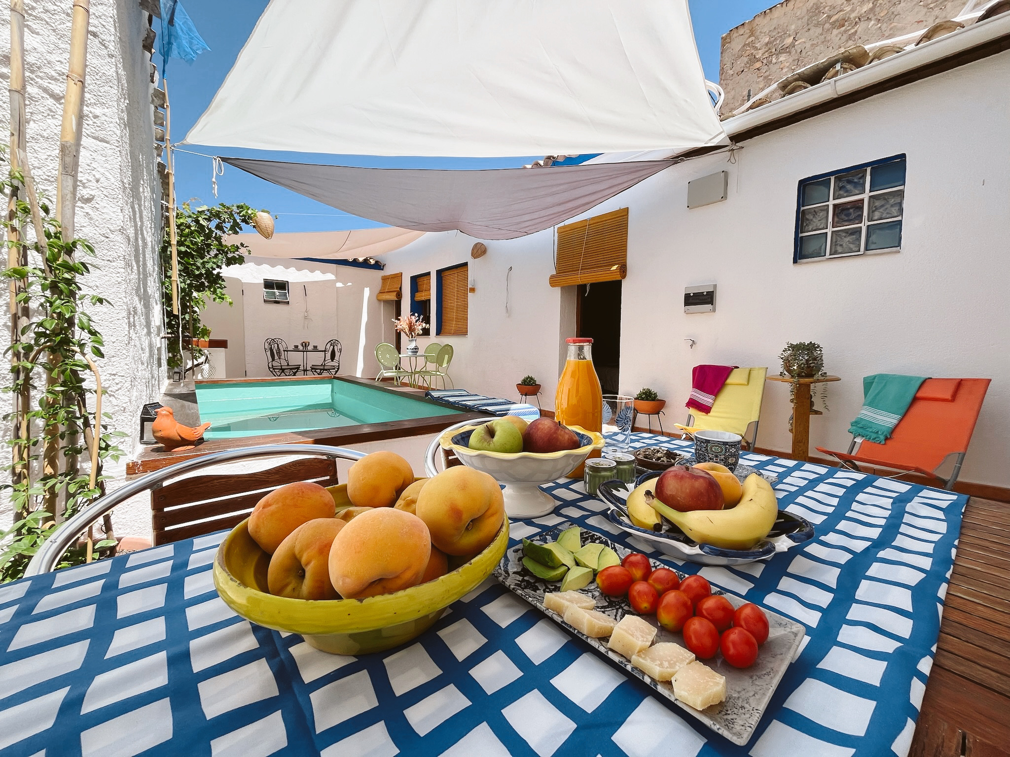 Mesa preparada en el patio junto a la piscina de La Antigua Estación