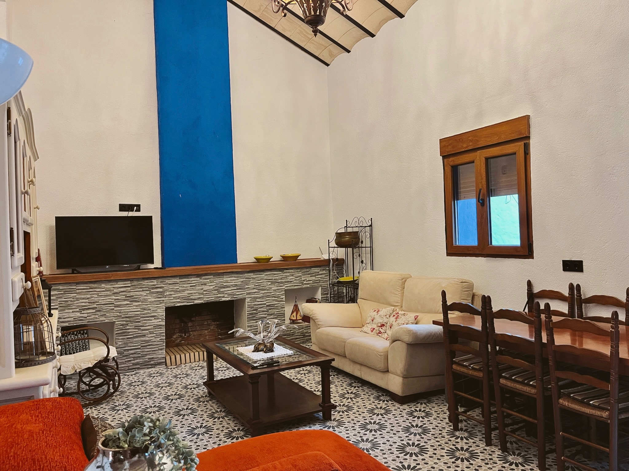 Salón con chimenea azul de La Antigua Estación