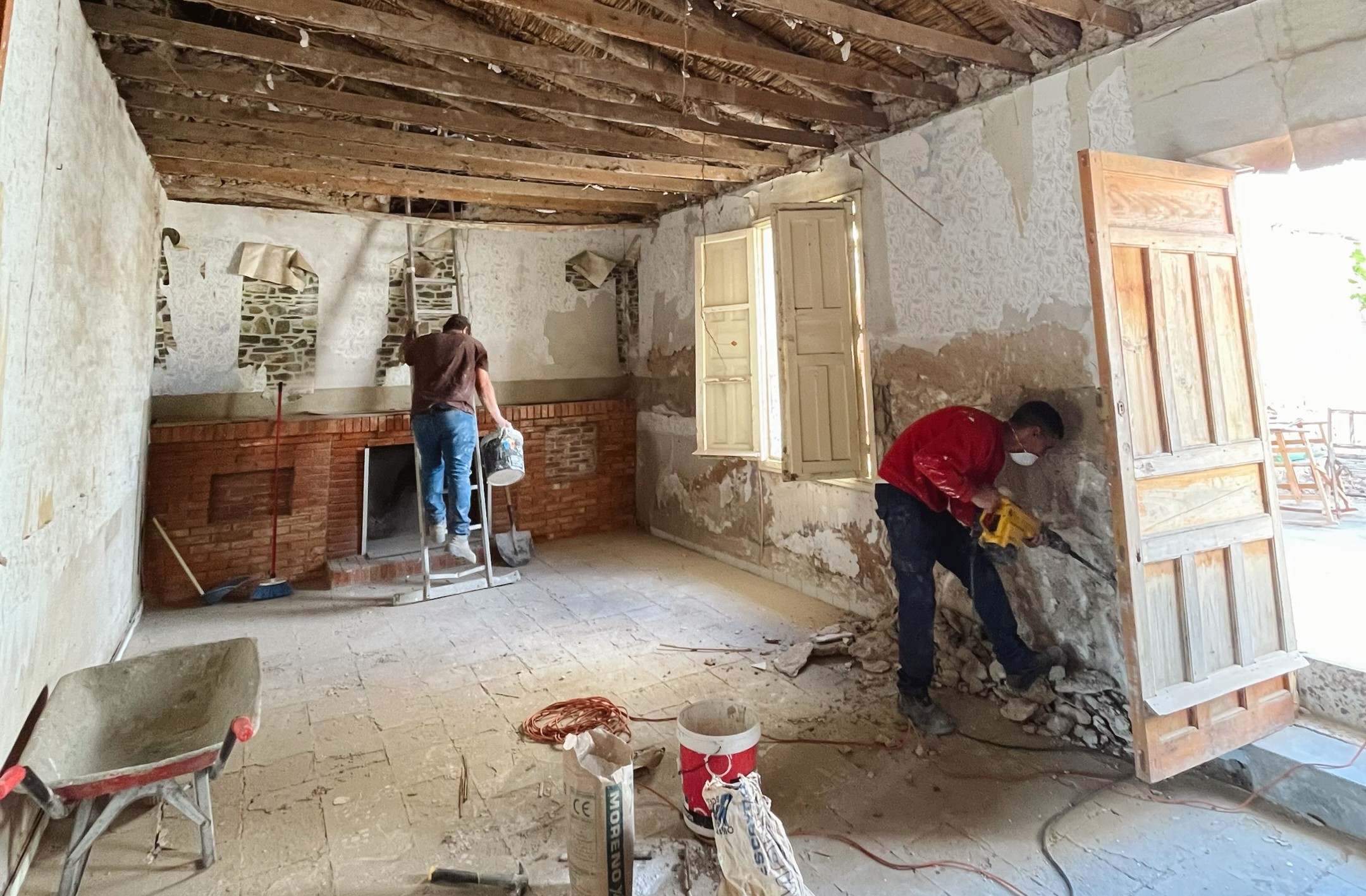 Trabajos de albañilería durante la rehabilitación de un interior